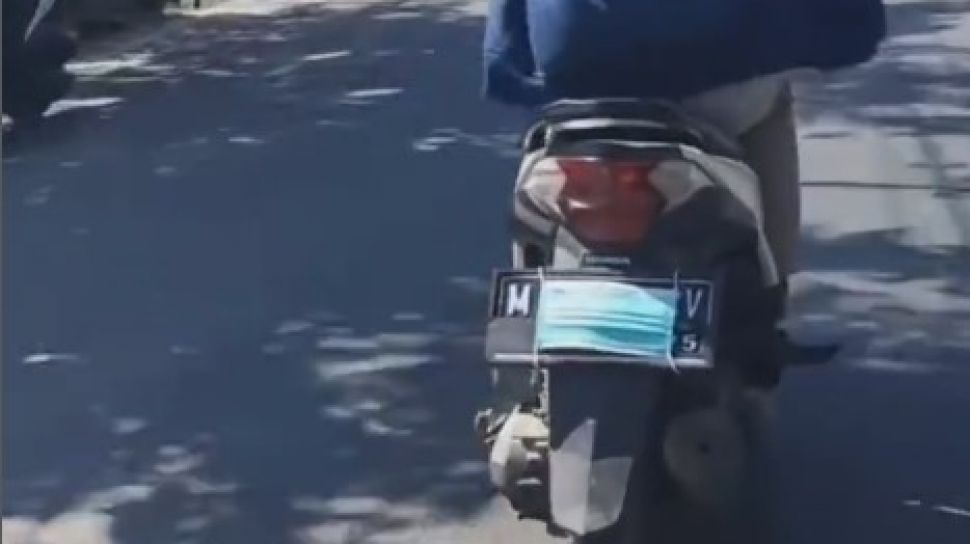 Plat Nomor Kocak. Kocak! Takut Kena E-Tilang, Pengendara Ini Pasang Masker di Plat