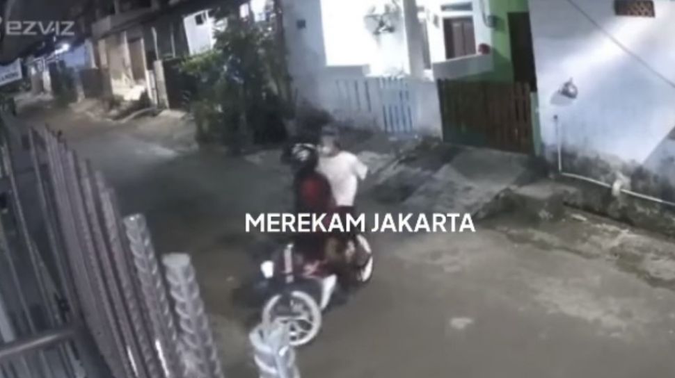 Honda Motor Cengkareng. Terekam CCTV, Dua Bandit Gasak Motor Honda Beat di Cengkareng