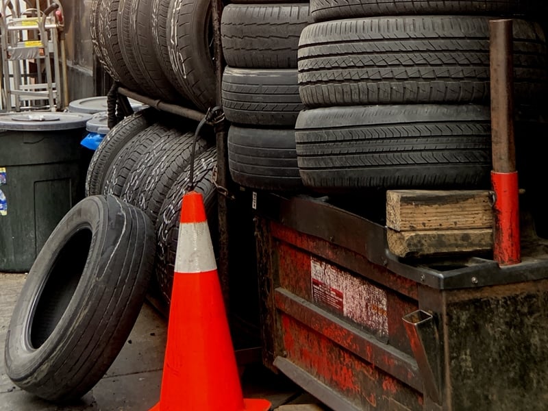 Cara Mengetahui Ban Tubeless Bocor. Tips dari Tukang Tambal Ban: Cara Deteksi Dini Ban Bocor atau