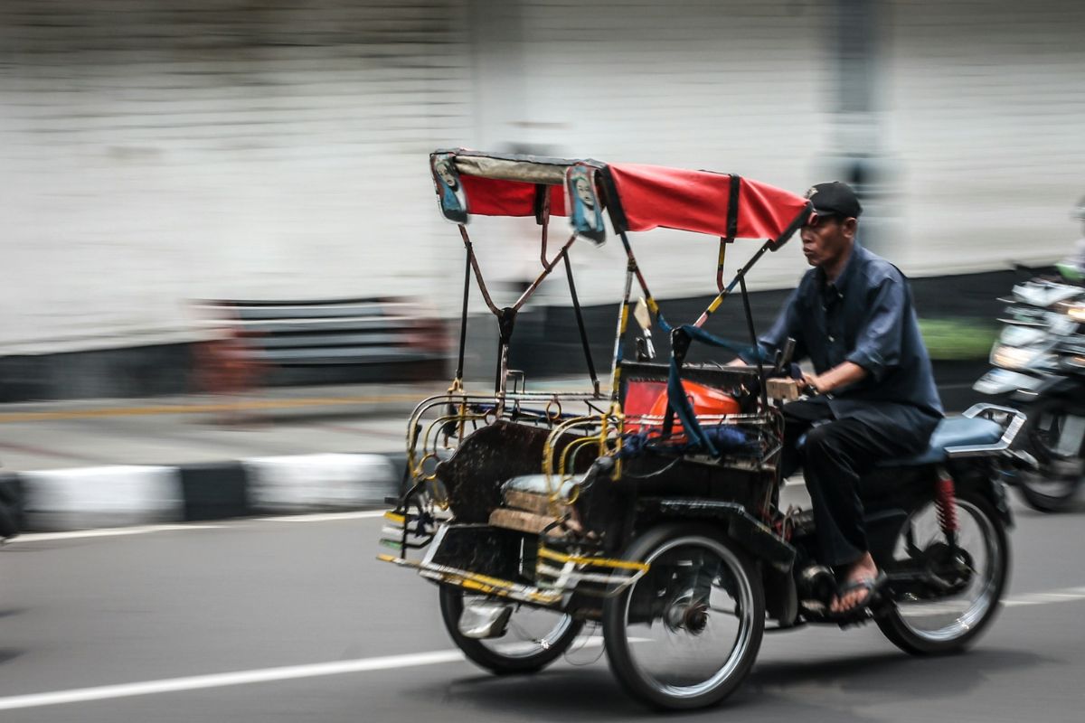 Harga Becak Motor. Becak Motor di Stasiun Surabaya Pasarturi Harganya Bikin Kapok