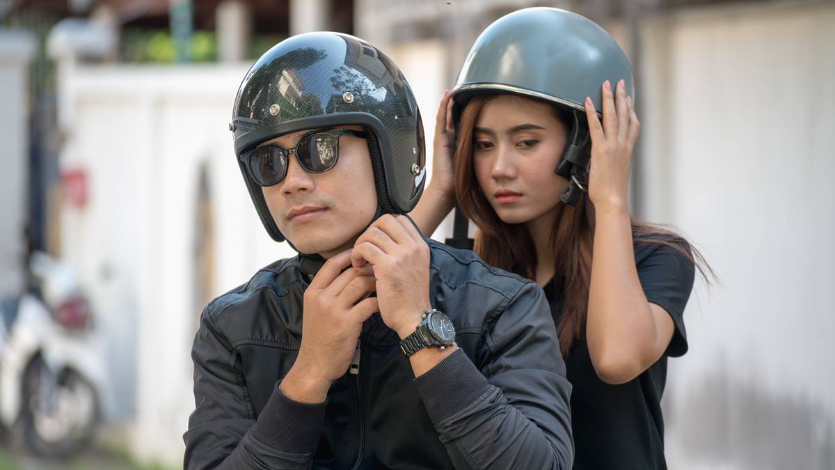 Cara Menghilangkan Bau Pada Helm. Tips Membersihkan Helm agar Bau Apek Hilang Seluruhnya