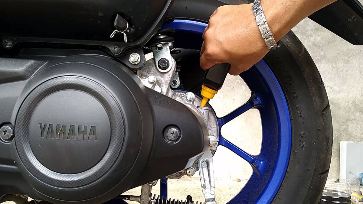 Cara Mengecek Oli Motor Beat. Cara Cek Oli Gear Motor Matic, Cukup Bermodal Obeng