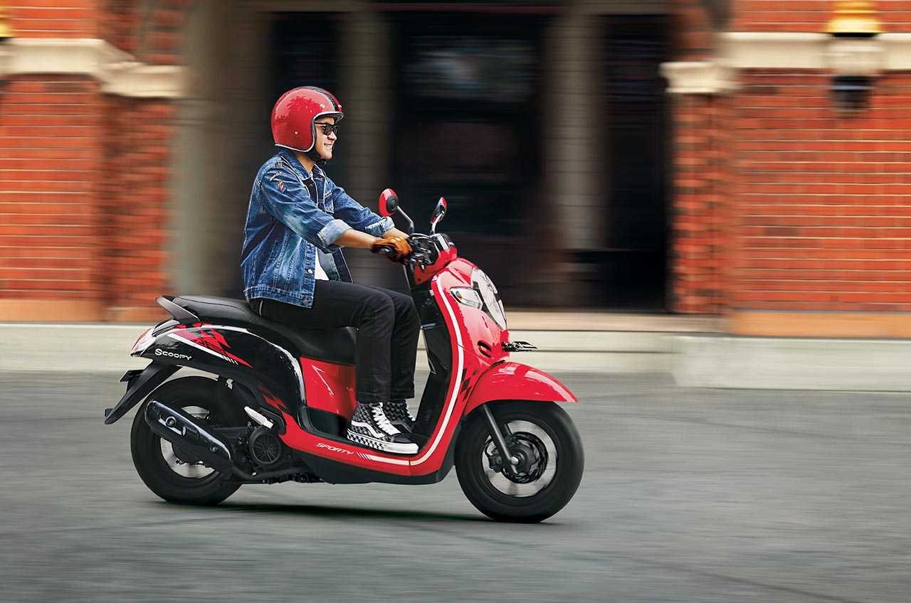 Cara Belajar Naik Motor Honda Beat. 8 Cara Mengendarai Motor Matik yang Benar
