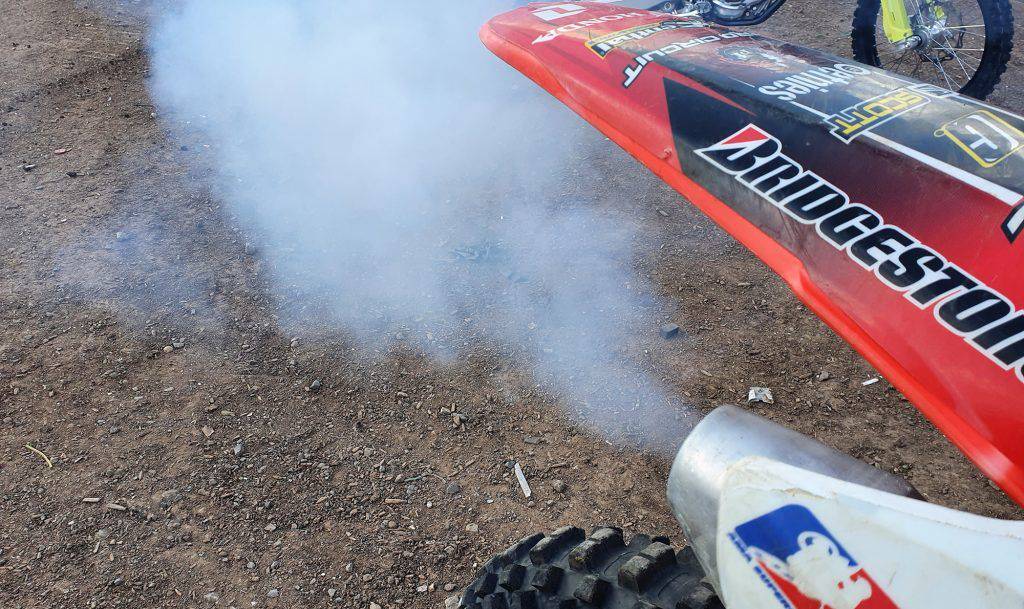 Efek Oli Samping Terlalu Boros. Ini Dampak Negatif Setelan Oli Samping Motor 2-Tak Dibikin Boros