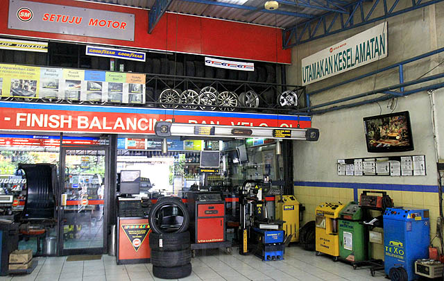 Lem Untuk Ban Mobil Sobek. Ban Mobil Sobek? Datang Saja ke Setuju Motor, Ahlinya Reparasi