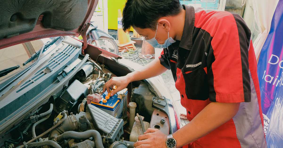 Cara Melepas Dan Memasang Aki Mobil Yang Benar. Cara Memasang Aki Mobil yang Benar, Cermati Urutannya