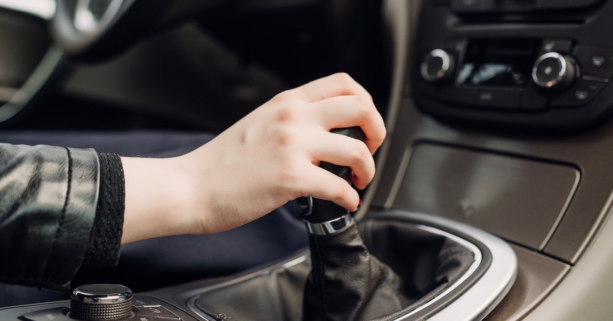 Penyebab Kopling Keras. Kaki Pegal Karena Kopling Mobil Berat? Ini Solusinya!