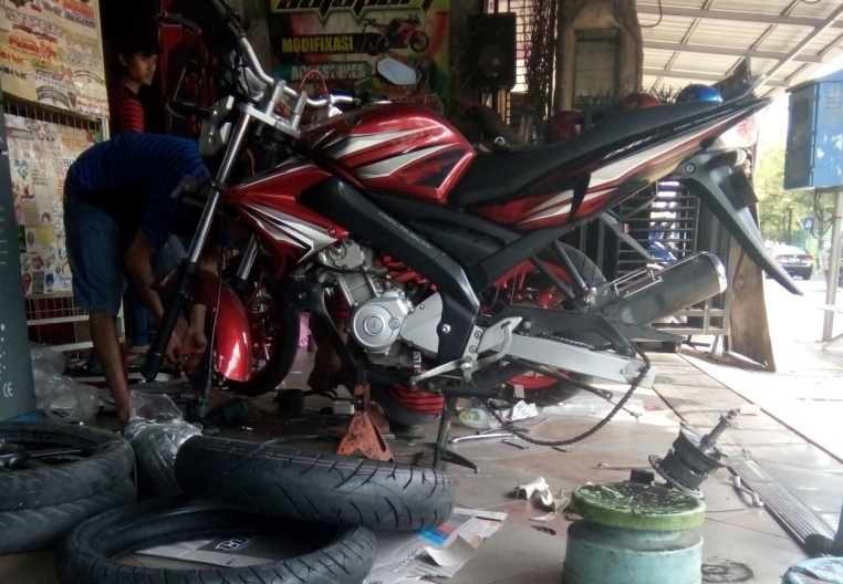 Velg Variasi Vixion Jari Jari. Modifikasi : Old Vixion Pasang Velg Jari Jari dan Ban Lebar