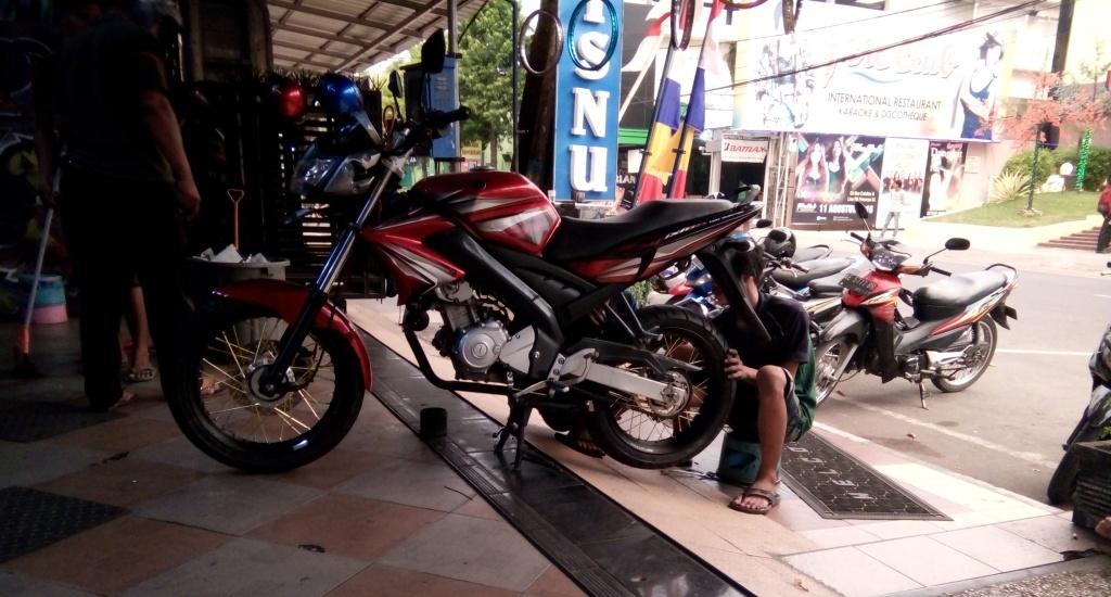 Kelemahan Old Vixion. Pasang Ban Lebar di Old Vixion, Inilah Kelebihan dan Kekurangan