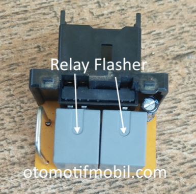 Cara Memperbaiki Lampu Sein Mati Sebelah. Lampu Sein Mati atau Mati Sebelah – Otomotif Mobil