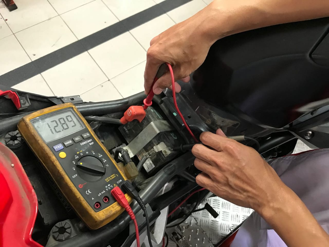 Bagaimanakah Cara Memeriksa Baterai Pada Takometer. Technical Service Honda: Tips Memeriksa Baterai Sepeda Motor