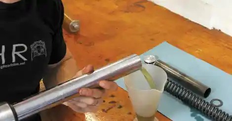 Oli Shock Depan Pake Oli Mesin. Bolehkah Oli Transmisi Mobil Dipakai Buat Pelumas Shock Breaker