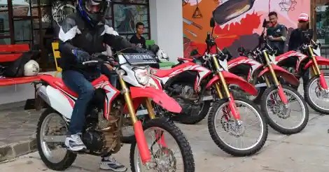 Verza Modif Supermoto. Ketika Modifikasi Honda CRF150L Supermoto Dipajang di Depan