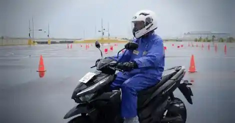 Ban Motor Yang Tidak Licin Saat Hujan. Cara Mengatasi Jalan Licin Saat Berkendara di Musim Hujan