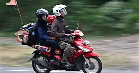 Cara Mengikat Barang Di Motor. Tips Membawa Barang dengan Motor Matic, Jangan Asal Tumpuk!