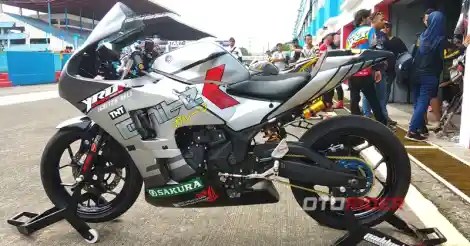 Yamaha R25 Modifikasi Balap. Modifikasi Yamaha R25 Tampil Gahar Di Sirkuit Balap, Habiskan