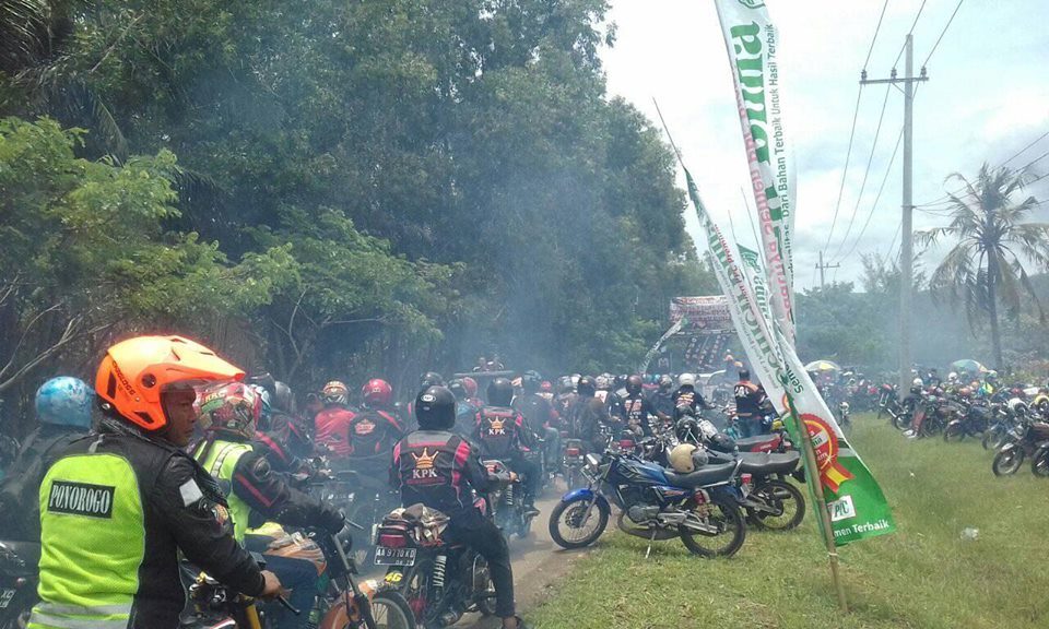 Kopdar Rx King Malam Hari. Ribuan Pecinta Sepeda Motor RX King Gelar Kopdar di Pantai Pancer