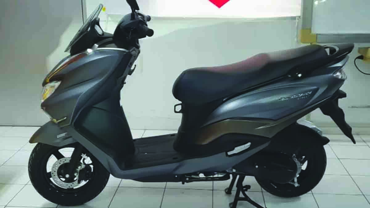 Yamaha Lexi Vs Yamaha Freego. Suzuki Burgman 125 Vs Yamaha Lexi : Duel Skutik Premium yang