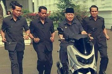 Soeharto Naik Motor. Viral Foto Mantan Presiden Soeharto Naik Motor Yamaha NMAX, Ini