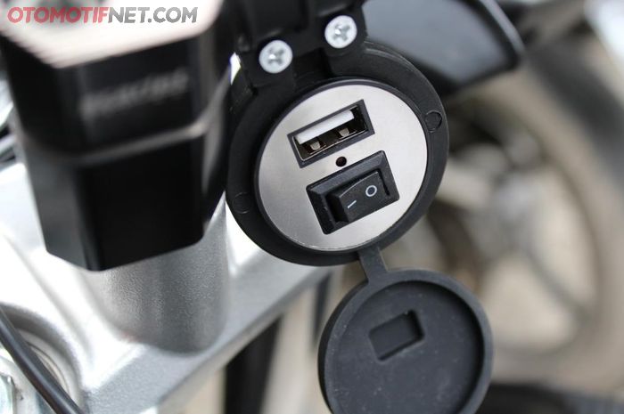 Cara Pasang Charger Hp Di Motor. Ngga Pakai Ribet dan Repot ke Bengkel Ini Cara Pasang Charger