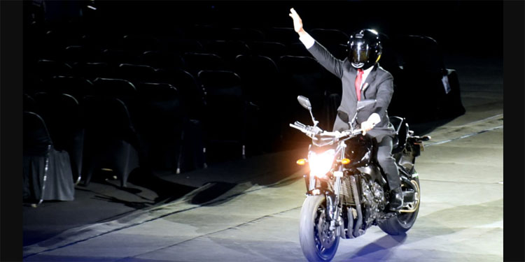 Jokowi Naik Motor Ke Asian Games. Buka Asian Games 2018, Presiden Jokowi Naik Motor ke Stadion