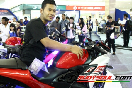 Cover Tangki R25. Meskipun Mirip, Tutup Tangki Yamaha R25 Lebih Rigid dari