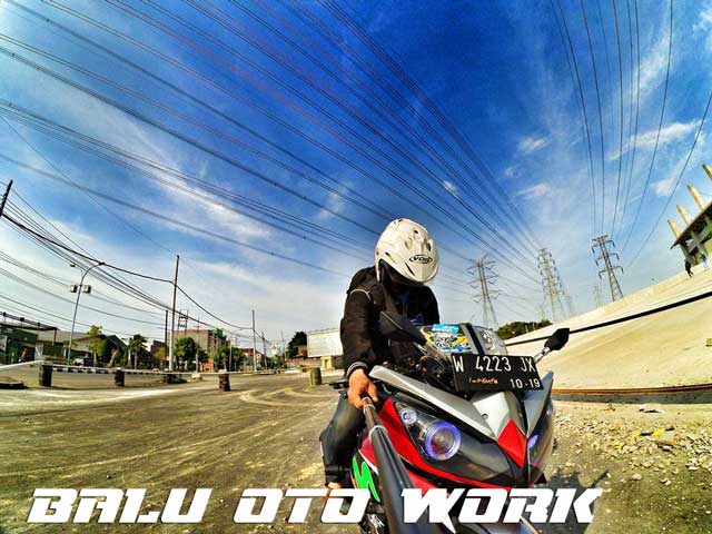Motor Kamen Rider W. Modifikasi Yamaha YZF-R15 ala Motor Kamen Rider W oleh Balu
