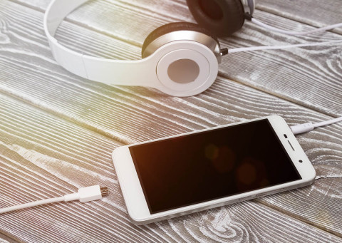 Bahaya Ngecas Hp Sambil Pakai Headset. Benarkah Gunakan Earphone Saat HP di Charge Bisa Kesetrum