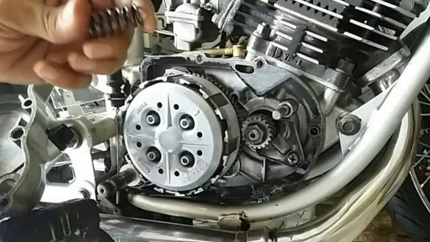 Efek Kampas Kopling Motor Habis. Ciri-ciri Kampas Kopling Motor Habis yang Sering Disepelekan
