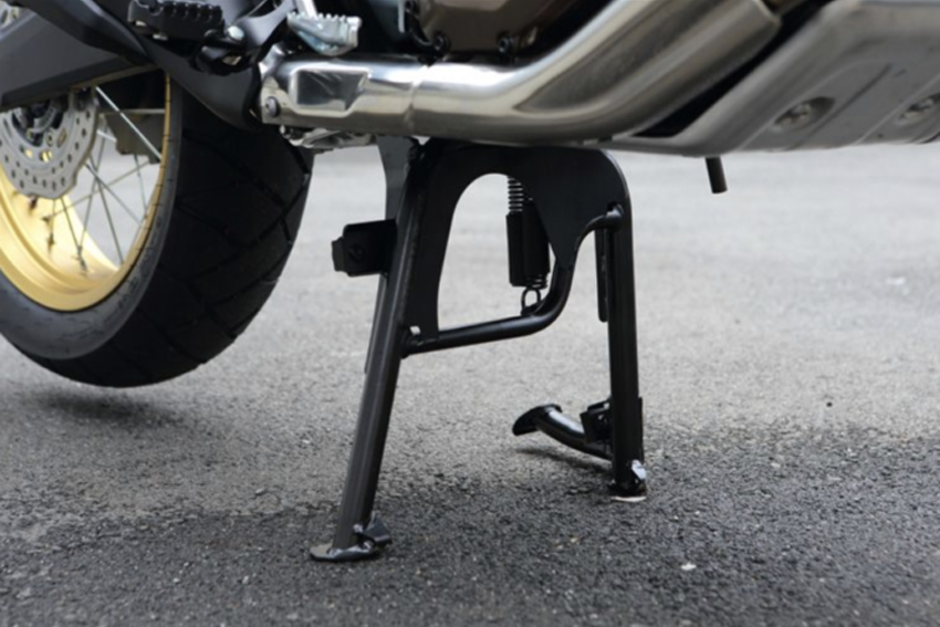 Cara Memasang Standar Tengah Motor. Cara Pakai Standar Tengah Motor Gak Pake Ribet, Perempuan
