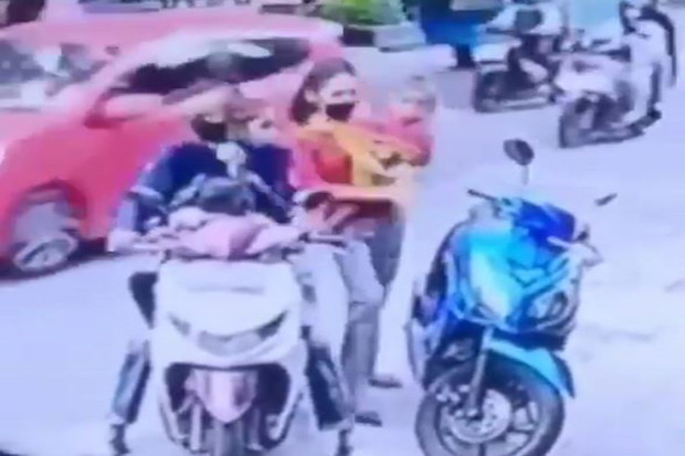 Motor Kecil Untuk Anak Perempuan. Perempuan Gendong Anak Nekat Curi HP di Dashboard Motor