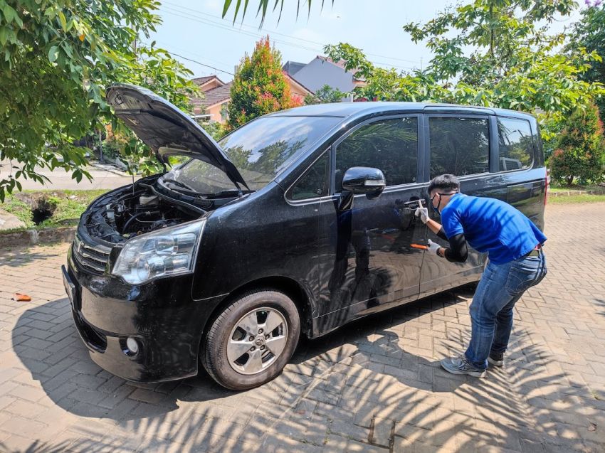 Cara Menghilangkan Stiker Di Kaca Mobil. Begini Cara Melepas Stiker di Kaca Mobil Paling Mudah