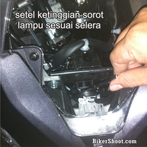 Bongkar Lampu Depan Vario 150. (DIY) Cara Menyetel Sorot Lampu Depan New Vario 125 dan New