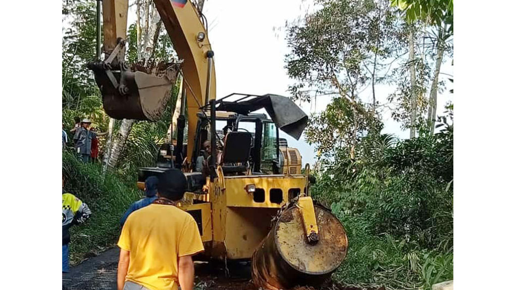 Mobil Stum Aspal. Stum Penggilas Aspal Tak Kuat Nanjak dan Terguling ke Sungai di