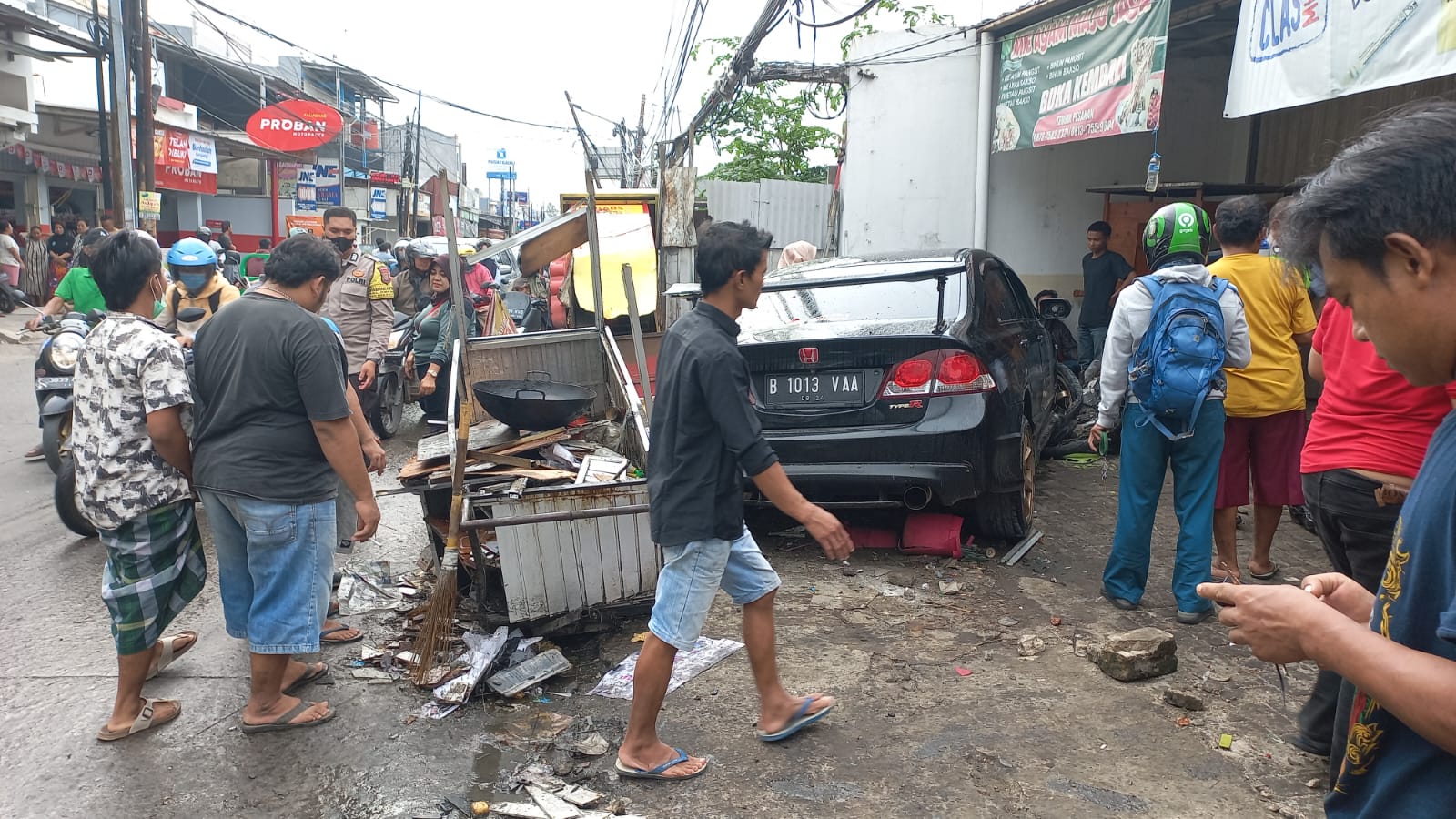 Gerobak Mie Ayam Motor. Pengendara Honda Civic Ini Diduga Mabuk, Seruduk Gerobak Mie