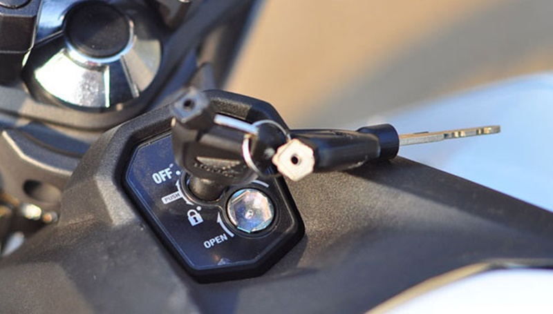 Cara Buka Bagasi Motor Yamaha Mio M3. Kunci Motor Patah Di Dalam? Ini Cara Mengeluarkannya – MOLADIN