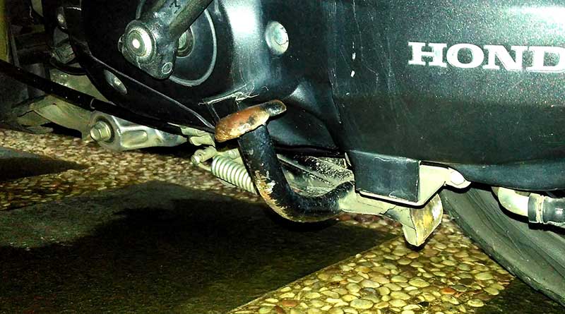 Standar Tengah Beat. Tangkai Pengungkit Standar Tengah Motor Matic Bengkok? Ini