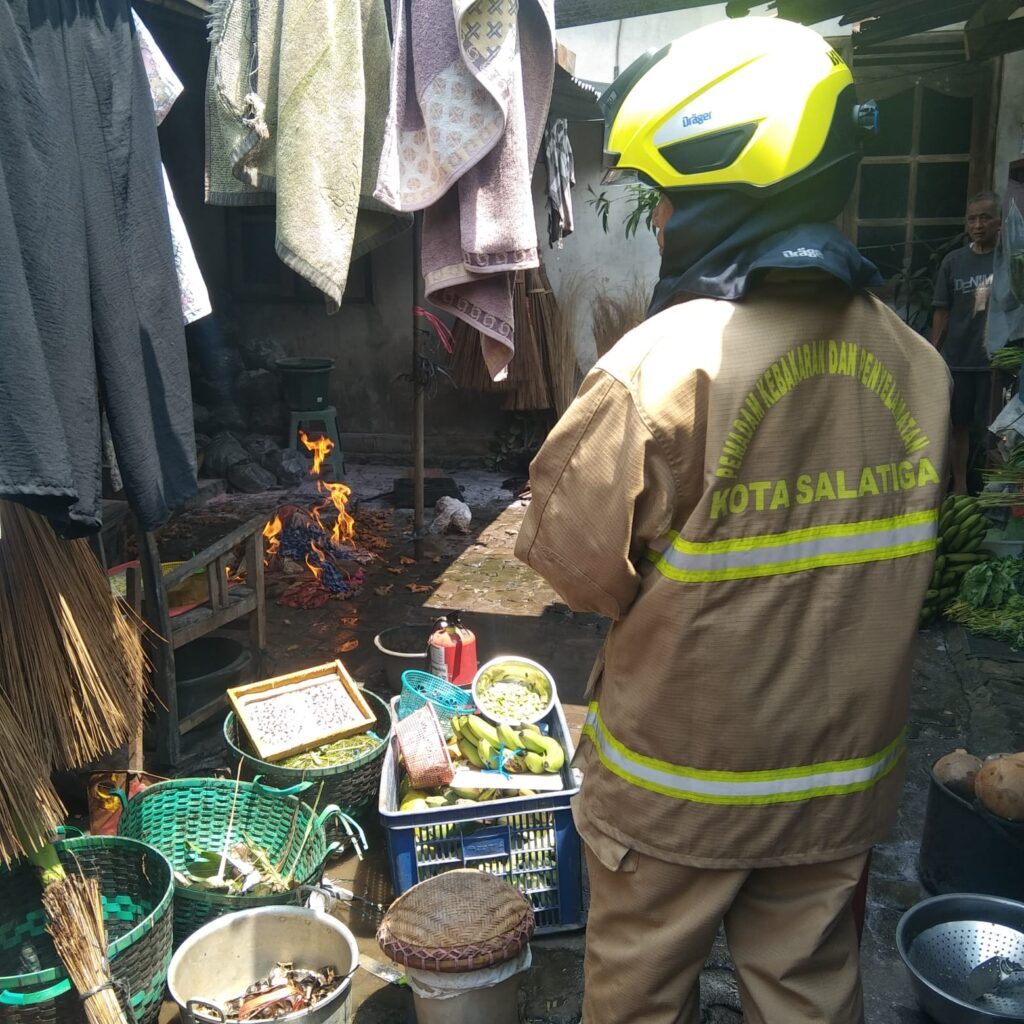 Pos Polisi Tuntang. Damkar Salatiga Tangani Kebakaran Tabung Gas Di Sraten Tuntang