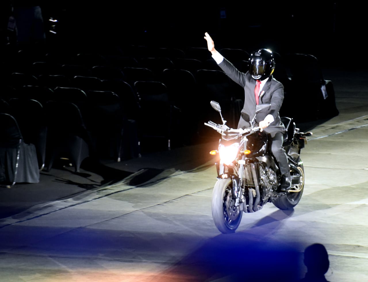 Perjalanan Malam Naik Motor. Buka Asian Games 2018, Presiden Jokowi Naik Motor ke Stadion