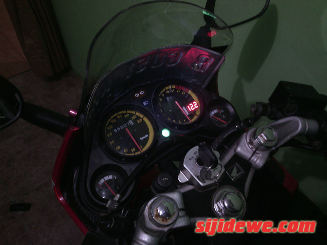 Cara Pasang Voltmeter Di Ninja Rr. Pasang Voltmeter di Honda Old CBR150R, Untuk pantau tegangan