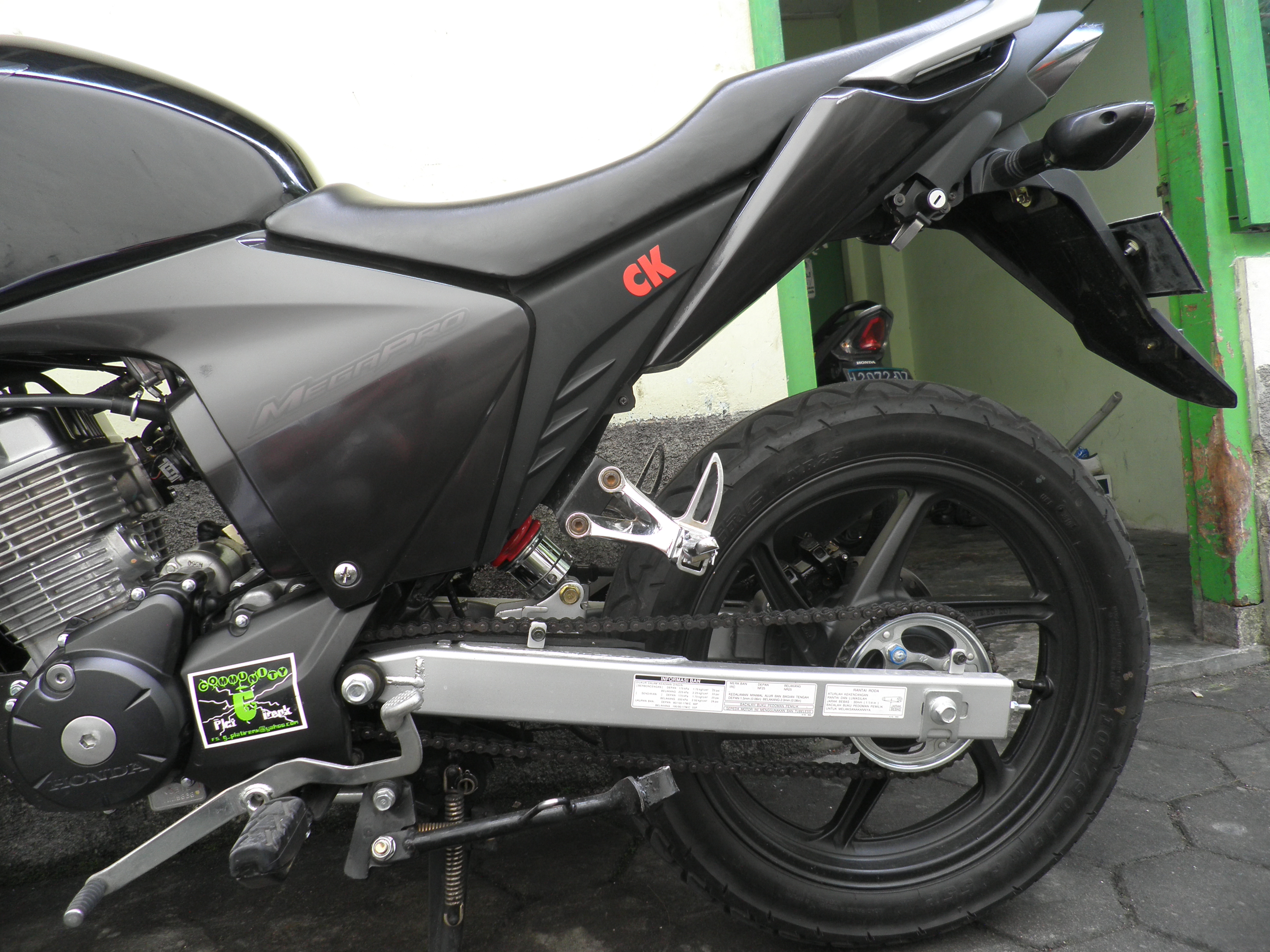 Cara Meninggikan Shock Belakang New Megapro. Peninggi monoshock New Megapro 2010