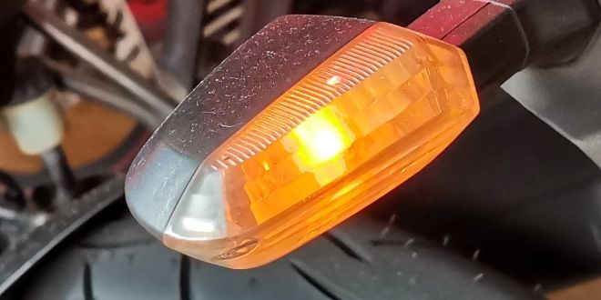 Cara Mempercepat Lampu Sein Motor. Tips Membuat Lampu Sein Motor Berkedip Lebih Cepat