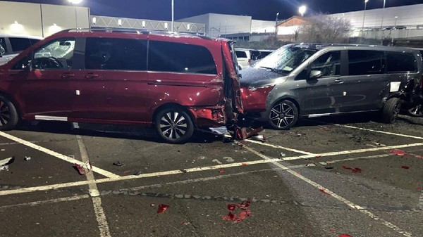 Mobil Stum Aspal. Dendam, Pekerja Hancurkan 50 Mercedes-Benz di Pabrik ...