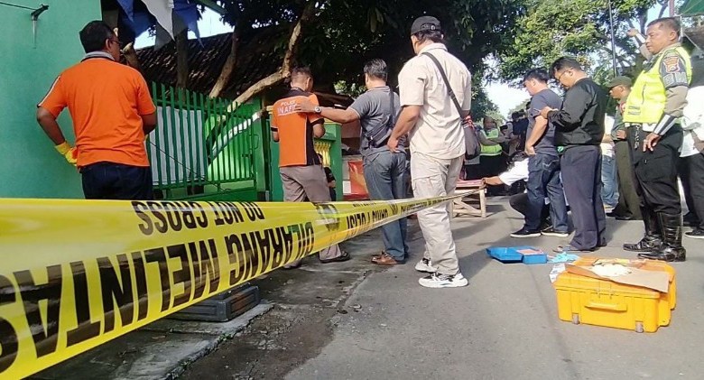 Motif Motor Beat. Diduga Dibunuh, Wanita Tersungkur Bersimbah Darah di Trotoar