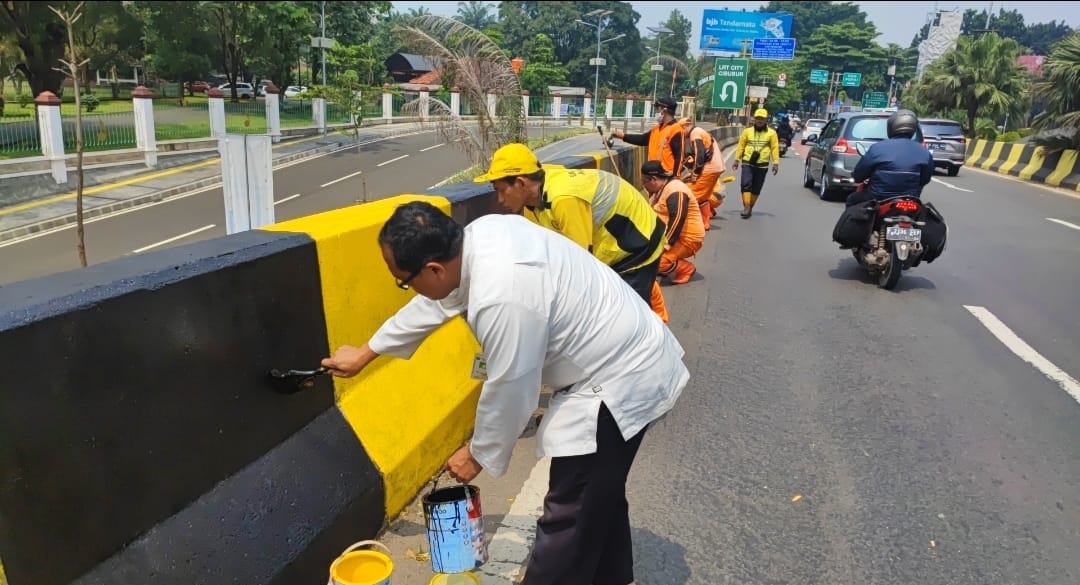 Pembatas Jalan Beton. Personel Gabungan Cat Ulang Beton Pembatas Jalan di Cibubur