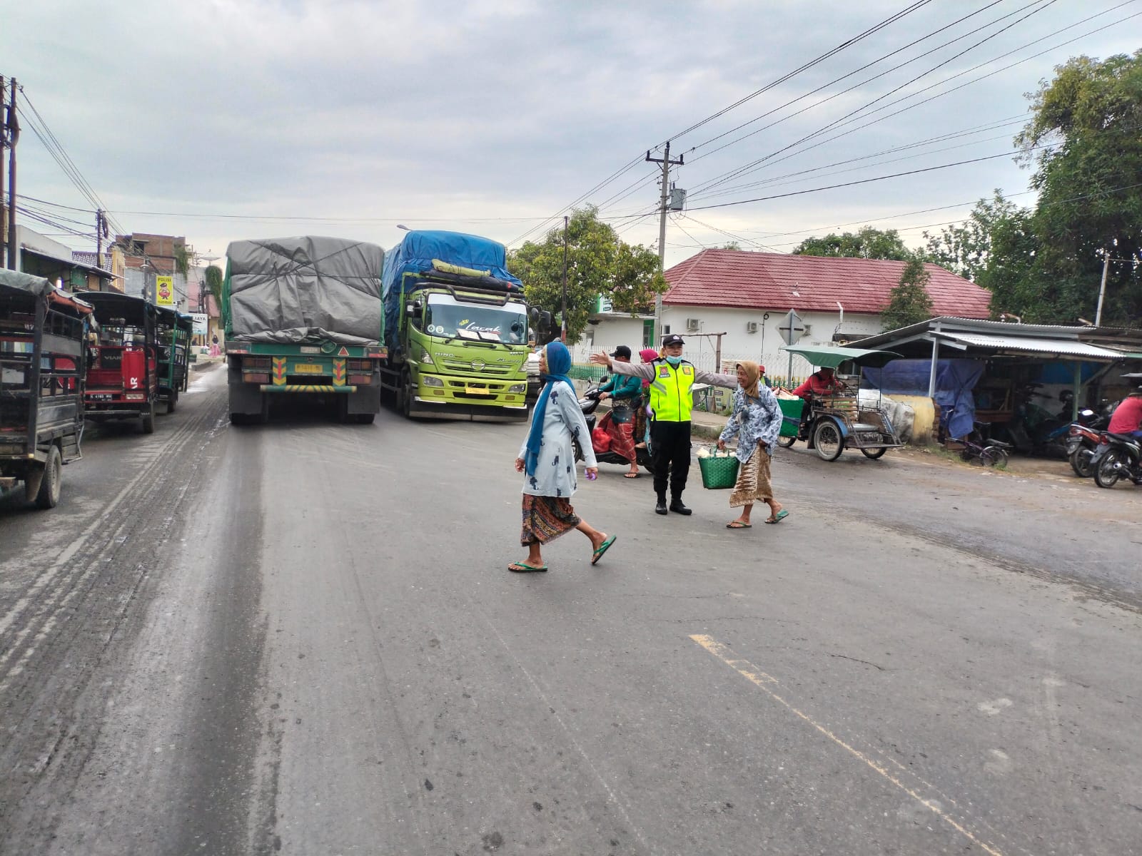 Parkir Yang Rapi. Volume Kendaraan Tinggi dan Parkir Tidak Rapi, Anggota Polsek