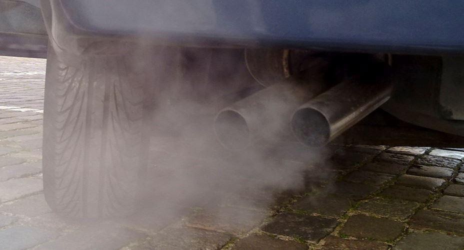 Mobil Diesel Keluar Asap Putih Saat Di Gas. Mobil Diesel Keluar Asap Putih Saat Dipanaskan