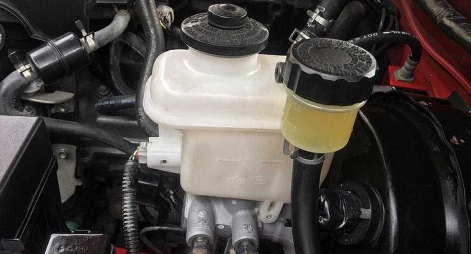 Biaya Perbaikan Minyak Rem Mobil Bocor. Minyak Rem Mobil Berkurang? Ini Tanda dan Solusinya!