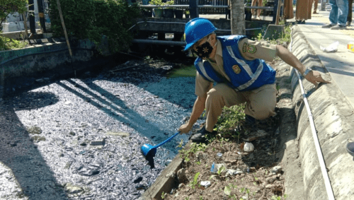 Wadah Oli Bekas. Sampah B3 Oli Bekas Sumber Pencemaran Sungai