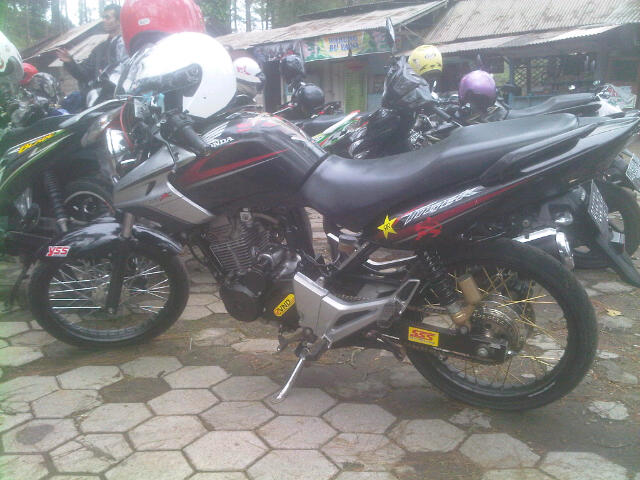 Honda Tiger Revo Ban Kecil. Sejatinya body standart kekar,,, tapi ban dan velgnya kecil